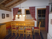 Stube in der Skih&uuml;tte bei Nacht