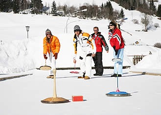 Eisstockschiessen im Winterurlaub - Ferienwohnungen in der Skihütte Österreich