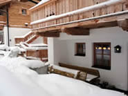 verschneiter Weg vor der Terrasse