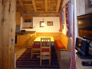 Blick vom Wohnzimmer zur Stube der 8er Skih&uuml;tte