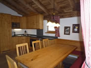 K&uuml;che und Tisch der 8er Wohnung