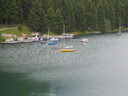 Tretbootfahren und Segeln im Sommerurlaub in den Bergen