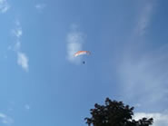 Paraglider bei den Skih&uuml;tten