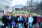 El grupo en el Palacio Mirabell y al fondo el Castillo