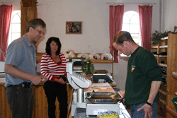 Spargelhof Beeck - im Hofladen gibt es ausgew&auml;hlte Spezialit&auml;ten wie Spargel, Kartoffeln, Schinken und Weine.