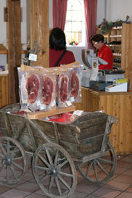 Spargelhof Beeck - im Hofladen gibt es ausgew&auml;hlte Spezialit&auml;ten wie Spargel, Kartoffeln, Schinken und Weine.