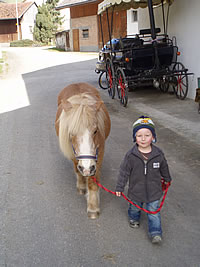 Flurin mit seinem Mäcky