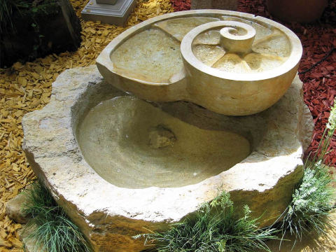 Brunnen mit Schneckenhaus-Wasserspiel