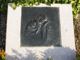 Grabplatte mit Bronzerelief