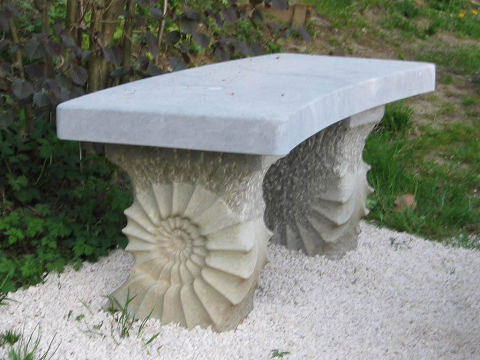 Sitzbank St.Michel-Kalkstein mit Ammoniten