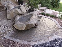 Sandsteinbrunnen, fliessendes Wasser, Granitpfl&auml;sterung rot
