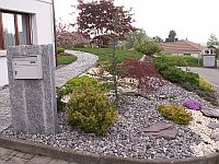 auch der Briefkasten kann dank Stöckl Gartenbau in den Garten involviert werden!
