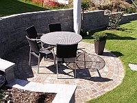 Auch Wege zum Sitzplatz und Sichschutz bekommen Sie bei St&ouml;ckl Gartenbau