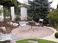 Auch Wege zum Sitzplatz und Sichschutz bekommen Sie bei St&ouml;ckl Gartenbau
