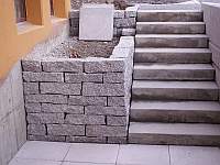 Aufgang mit hellen Granit