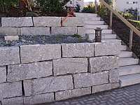 Granitmauer mit Treppe