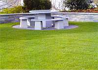 Sitzplatz mit Steintisch