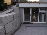 Mauer mit hellem Granit