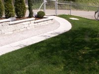 Weg mit Betonmauer