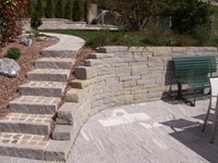 Mauer mit Treppe und Platz