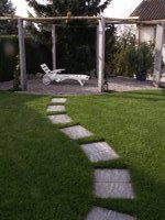 Weg und Rasen