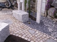 Pflasterweg mit Granit