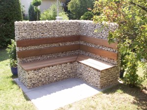 Gabionen - Eckbank gef&uuml;llt