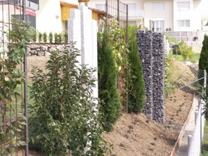 Gabionen in B&ouml;schung integriert
