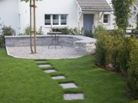 Sitzplatz mit Granitmauer