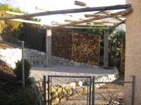 Sitzplatz und Holzlagerung