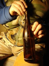 Flintknapping Glasflasche Boden mit Nagel entfernen
