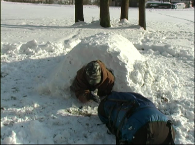 schneehöhle survival