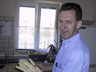 Karl Buzin mit dem Spargel