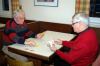 <b>Preisschnapsen 2010</b><br>Manfred Gube (links) gergen Sepp Mayer - Was der nur mit den vielen Karo&acute;s tut?
