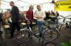 <b>40-Jahr Feier</b><br>Anni Neckam mit Firmenchef Franz Kronberger bei der ersten Einschulung am Elektrofahrrad