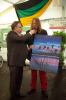 <b>40-Jahr Feier</b><br>Stadtrat Peter Madlberger mit Maler <a href="http://www.facebook.com/profile.php?id=1675353979#!/profile.php?id=100000403376712" target="_blank">Manfred Mikysek</a>, der sein Bild "Abendstimmung am See" vorstellte