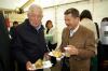 <b>40-Jahr Feier</b><br>Dr. Herwig Schmidbauer und (Lagerhausfeld) Gerhard Riedl testen das Kuchenbuffet