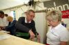 <b>40-Jahr Feier</b><br>Und so schenkt man einen G&acute;spritzen ein Peppo Hafner und Brigitte Meister