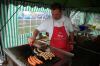 <b>40-Jahr Feier</b><br>Grillmeister Tom (Thomas Sauer) kontrolliert den Garzustand