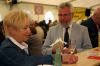 <b>40-Jahr Feier</b><br>Die Frua des Obmannes Helga Kerschbaum kontrolliert die Qualit&auml;t des Frizzantes
