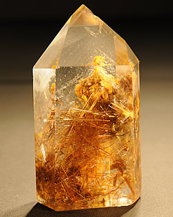 Quartz avec inclusions de rutile et fant&ocirc;mes