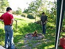 Vorbereitung des Grillfeuers mit dem Gasbrenner
