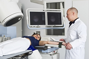 W&auml;hrend der Behandlung liegen die Patienten entspannt auf dem R&uuml;cken