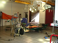 Der gro�z�gig gestaltete Operationsraum f�r Pferde mit dem zeitgem��en und notwendigen technischem Equipment