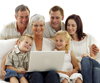 Familieinformiert sich  im Internet