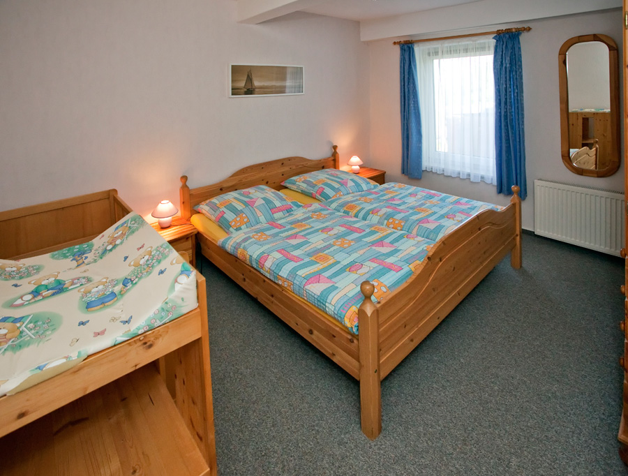 Schlafzimmer der Ferienwohnung "Ebbe" auf dem Ferienhof Harrsen, Insel Pellworm