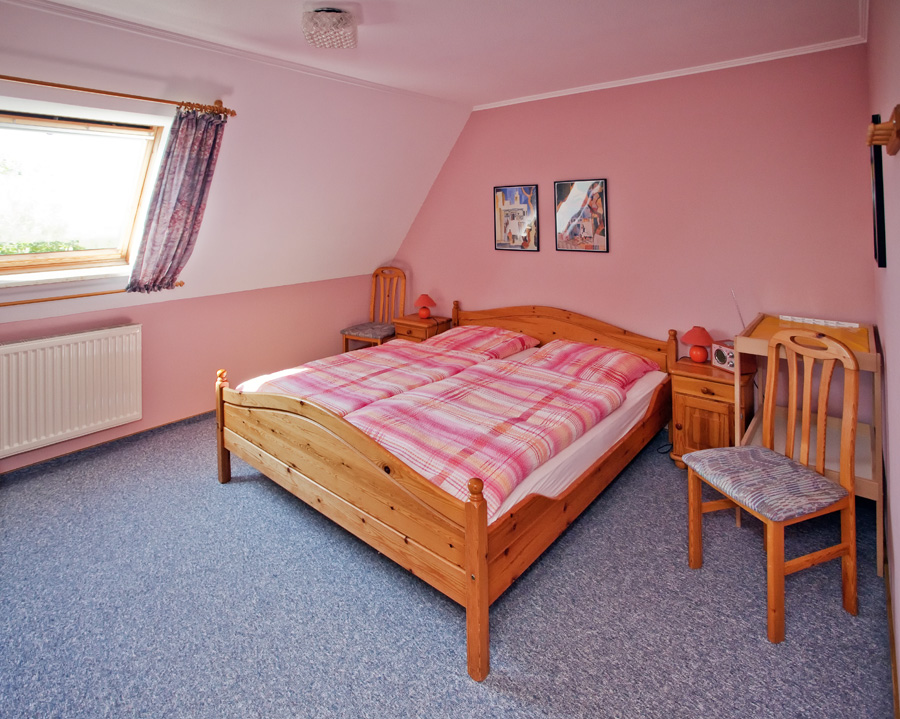 Schlafzimmer der Ferienwohnung "Flut" auf dem Ferienhof Harrsen, Insel Pellworm