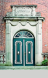 Eingang zu Urtes Werkstatt, Secondhand Mode first class, Altes Kreishaus Bordesholm, Schleswig-Holstein
