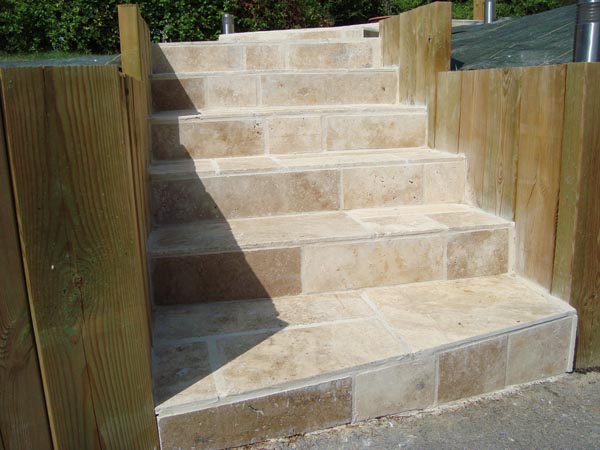 escalier travertin