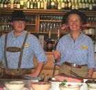 Rose-Marie und ihr Lehrling Andi beim Bauernbuffet